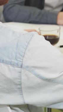 Zarif ve modern bir ofiste renkli diyagramlarla meşgul olan genç, sakallı bir iş adamının büyüleyici yakın çekimi. Kendine güveni ve cezbedici tavırları işbirliği ve yaratıcılık dolu canlı bir atmosfer yaratıyor.