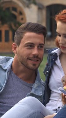 Dört şık öğrenciden oluşan dinamik bir grup canlı yeşil bir çimenlikte toplanarak fikir ve içgörü alışverişinde bulunuyor. Çekici kahverengi saçlı kız, bir dizüstü bilgisayarla rahatça oturuyor, arkadaşları katıldıkça coşkuyu yayıyor, davetkar bir davet yaratıyor.