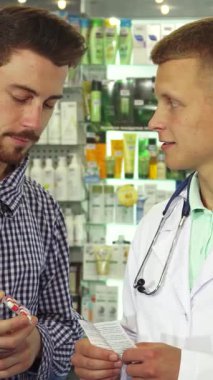 Hareketli bir eczanede, gıcır gıcır beyaz önlüklü arkadaş canlısı bir doktor elinde ilaç şişesi olan meraklı bir erkeğe kişiselleştirilmiş ilaç tavsiyesi veriyor. Etrafı renkli ilaç ürünleriyle dolu canlı raflarla çevrili bu ilgi çekici sahne...