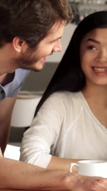 Ilık ışıkla dolu canlı bir kafede, canlı, melez bir grup arkadaş, akıllı telefon ekranından büyülenerek içeri giriyor. İki Kafkasyalı erkek neşe dolu kahkahalarla iki kız, bir Afrikalı Amerikalı ve bir Asyalı 'nın etrafında uçuyor.