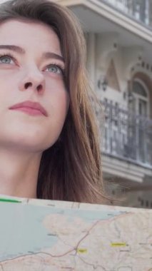 Işıl ışıl bir kadın renkli bir harita tutar, parlak gülüşü şehir macerasının özünü yakalar. Büyüleyici mimari ile çevrelenmiş olan neşeli ruhu, diğerlerini şehri keşfetmeye davet ediyor.