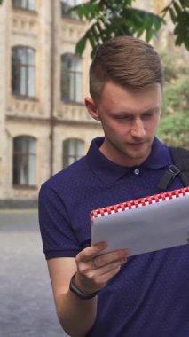 Neşeli, kızıl saçlı bir kız öğrenci yakışıklı sarışın arkadaşlarının gözlerini şakayla kapar. Güneşli bir kampüste kahkahalar atar. Canlı bağlantıları, üniversite hayatının canlı atmosferiyle çevrelenmiş sıcaklık ve mutluluk saçıyor.