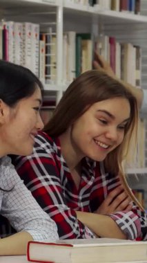 Parlak ve davetkar bir kütüphanede, iki odaklanmış kız ve yakışıklı sakallı bir adam dizüstü bilgisayarın üzerine eğilip, anlayış ve kahkahaları paylaşıyorlar. Arkadaşlıkları neşe saçıyor, bilgiyi birlikte araştırırken, etraflarında kıvılcımlar saçan renkli kitaplıklar var.