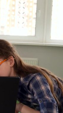 Gururlu bir büyükbaba, iki torununun yanında sevinçle ışıldıyor. Parlak bir dizüstü bilgisayarın önünde coşkuyla başparmak kaldırıyor. Parlak gülüşleri ve neşeli enerjileri samimi bir aile bağı ve mutluluk sahnesi yaratıyor.