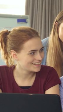 Üç kadın ve iki erkekten oluşan canlı bir grup şık bir ofis ortamında şık bir dizüstü bilgisayarın etrafında toplanırken hevesle başparmaklarını kaldırıyor. Işıl ışıl gülüşleri ve gevşemiş titreşimleri pozitif bir takım ruhu yayıyor, işbirliğini vurguluyor ve