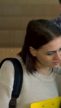 Canlı bir üniversite atmosferinde, üç farklı kız öğrenci tutkulu bir şekilde resimli bir günlüğü tartışıyor, heyecanları hissediliyor. Çekici kızıl renkli sayfaları gösterirken şık sınıf arkadaşları gündelik kıyafetlerini giymişler.