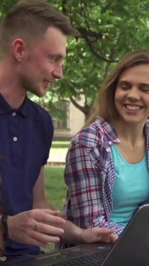 Üç neşeli Kafkasyalı öğrenci, yakışıklı sarışın bir adam ve iki güzel kız, verimli yeşilliklerle çevrili güneşli bir bankta otururken bir dizüstü bilgisayarla hevesle iş birliği yapıyorlar. Işıl ışıl gülüşleri ve hareketli jestleri canlı bir atmosfer yaratıyor.