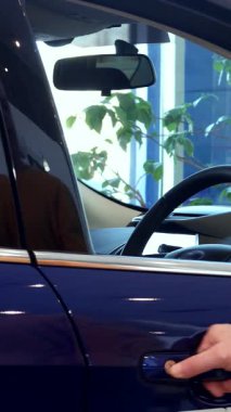 Keyifli bir kıdemli adam, galeride parlak bir mor geçide kayarak neşe ve coşku saçıyor. Onun sıcak gülümsemesi ve parıldayan gözleri sergi salonunun cazip atmosferini yakalıyor, yemyeşil ve çağdaş renklerle bezenmiş.