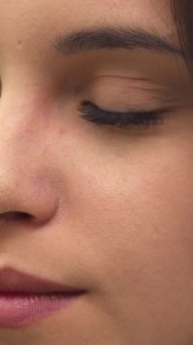 Büyüleyici beyaz bir kız yüzünü çeviriyor, pırıl pırıl gülüşü kusursuz cildini ve yumuşak özelliklerini aydınlatıyor. Bu yakın plan portre, gençlik zarafetinin özünü güzel bir şekilde yansıtıyor. Doğal cazibesine ve dinginliğine hayranlık uyandırıyor.