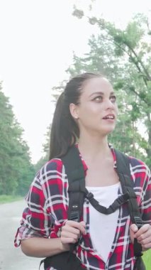 Neşeli, çok kültürlü bir çift huzurlu kırsal bir yolda duruyor. Doğanın güzelliklerine otostop çekmeye hazır. Canlı sırt çantaları ve paylaşılan kahkahaları heyecan saçıyor. Yeşillik ve keşfin heyecanını kucaklıyorlar.