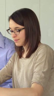 Doğal ışıkla dolu modern bir ofiste odaklanmış beyaz bir kız fikirlerini kağıt üzerinde parlak bir kalemle hayata geçiriyor. Etrafı şık esmer bir adam ve iki nişanlı meslektaşla çevrili bu canlı grup yaratıcılık ve işbirliğini somutlaştırıyor.