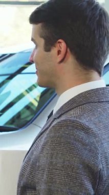 Şık sakallı ve koyu renk saçlı heyecanlı bir adam şık giyimli bir satıcının yeni arabasının anahtarlarını kabul ederken neşe saçıyor. Heyecanla titreşen atmosfer arabaya doğru heyecanlı yolculuğunun başlangıcını işaret ediyor.