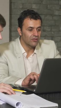 Dinamik bir İspanyol işadamı coşkulu bir şekilde genç meslektaşlarını anlayışlı tartışmalarla meşgul eden canlı bir toplantıya liderlik ediyor. Renkli raporlar ve parlak bir dizüstü bilgisayarla çevrili atmosfer yaratıcılık ve işbirliğiyle uğulduyor.