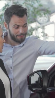 Keyifli bir çift, lüks bir galeride hayallerindeki arabayı keşfediyor. Etrafı parlak, parlak araçlarla çevrili. Yakışıklı adam, büyüleyici bir gülümseme ile arabaya yaslanır şık karısı heyecanla ışıldarken