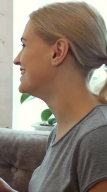 Neşeli bir erkek ve kadın şık bir kafede rahat bir kanepeye kurulur, kahkahalarla kahkahalarla kahkahalarla kahkahalar atarak ve hareketli bir sohbetle eğlenirler. Sıcak gülümsemeleri ve rahat tavırları neşe saçıyor, davetkar bir davet yaratıyor.