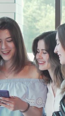 Üç hayat dolu genç kadın şık bir kahve dükkanında neşeyle selfie çekiyorlar. Kahkahaları güneş ışığında yankılanıyor. Sıcak bir ortam ve şık bir dekorla çevrelenmiş bir şekilde arkadaşlıklarını kutlarken lezzetli bir brunch 'ın tadını çıkarıyorlar.