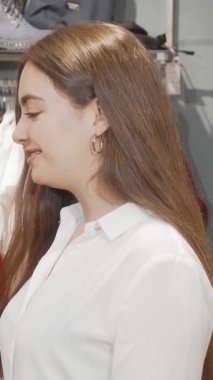 Birinde dalgalı kahverengi saçlar, diğerinde şık sarı saçlar olan iki zarif genç kadın şık bir butikte canlı giysiler keşfediyorlar. Işıl ışıl gülüşleri ve hareketleriyle arkadaşlığın özünü yakalıyor.