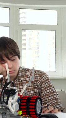 Sadık bir beyaz adam, düşünceli, esmer torununa oyuncak bir araç için hayati bir parça bulmasında yardım eder ve çocukları gülümsemeye dönüştürür. İçten etkileşimleri, parlak bir arka planda geçen, ailenin sıcaklığını gözler önüne seriyor.