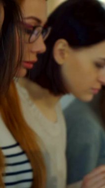 Büyüleyici bir bayan öğrenci, ışıltılı gülümsemesini kameraya yansıtıyor, esmer saçı, canlı bir konferans salonunda zarif bir şekilde kıvrılıyor. Bu yakın çekim, gençlik merakı ve akademik coşkunun ruhunu güzel bir şekilde yansıtıyor.