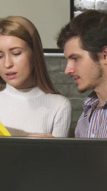 Gösterişli, çağdaş bir ofiste, şık sakallı odaklanmış genç bir işadamı, parlak bir dizüstü bilgisayarın yanında canlı sarı dokümanları incelerken, ilgili bayan meslektaşıyla yakınlaşıyor. Bu büyüleyici sahne takım çalışmasının ruhunu somutlaştırıyor.