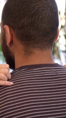 Neşeli, beyaz bir kız, erkek arkadaşının omzunda duran parlak bir araba anahtarını gösteren canlı bir araba galerisinde kollarını sarar. Bu yürek ısıtan an heyecan ve sevgi saçıyor, ırklar arası bir çiftin arasındaki şık ilişkiyi vurguluyor.