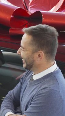 Canlı bir araba galerisinde, rahat bir süveter giyen neşeli bir alıcı, parlak gri takım elbiseli şık bir satıcıyla neşeli, neşeli bir yayla süslenmiş parlak kırmızı bir arabanın yanında sözleşme detaylarını gözden geçirirken kahkahalar atan bir sohbeti paylaşıyor. Bu...