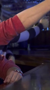 Düzgün bakımlı sakallı, şık, genç, beyaz bir adam barda canlı bir atmosfere dalmış taze bir bira içiyor. Kırsal ahşap tezgah ve yumuşak, ılık ışıklandırma rahat bir zemin oluşturur. Keyfini çıkarmaya hazırlanırken rahatlamış titreşimleri arttırır.