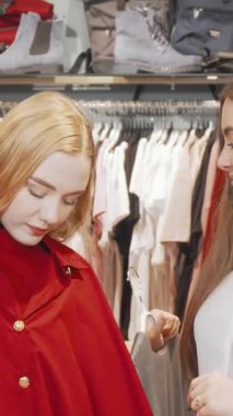 Canlı bir giyim mağazasında, iki modaya uygun arkadaş zevkle modaya uygun kıyafetler denerler, kahkahalar ve stil ipuçları paylaşırlar. Şık atmosfer heyecan ve dostluk yayar, perakende terapinin özünü yakalar ve arkadaşlığın neşesini yakalar.