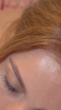 Huzurlu bir sahnede, gözleri kapalı güzel bir kadın sergilenir. Yetenekli eller gençleştirici bir masaj yaparken saf mutluluğu yansıtan huzurlu bir yüzü vardır. Bu lüks spa deneyimi onu rahatlık ve sıhhatle sarıp seni kaçmaya davet ediyor.