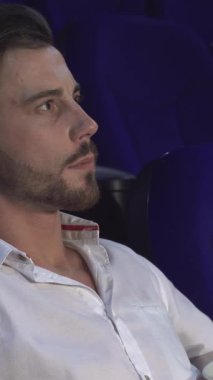 Sıcak, loş bir sinemada siyah saçlı ve dövmeli genç bir adam elinde bir kova patlamış mısır tutarak filme dalmıştı. Kameraya doğru döner, parmağını dudaklarına koyar, sinemanın sihrini ve paylaşılan heyecanı mükemmel bir şekilde yakalar.