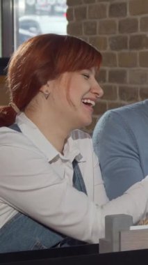 Neşeli bir grup arkadaş, sıcak bir barda keyifle bira bardaklarını tokuşturur, sıcaklık ve dostluk saçar. Kırsal tuğla duvarlar ve yumuşak ışıklandırma dostluğu kutlamak ve sanattan zevk almak için mükemmel bir ortam yaratıyor.