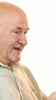 Neşeli yaşlı bir adam, ışıl ışıl gülümseyen mavi gözlü, heyecanlı bir harita üzerinde hevesle çalışıyor, maceranın heyecanını somutlaştırıyor. Neşeli tavırları seyahat ve keşfin heyecanını yansıtıyor. Yeni keşiflerin güzelliğini gösteriyor.