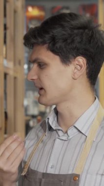 Şık bir önlük giymiş, kendini işine adamış bir şarap imalatçısı büyüleyici bir şarap dükkanının davetkar koridorlarında müşteriye dikkatle rehberlik eder. Sıcak ışıklandırma ve titizlikle düzenlenmiş şişeler sıcak bir atmosfer yaratıyor. Şarap severler için mükemmel.