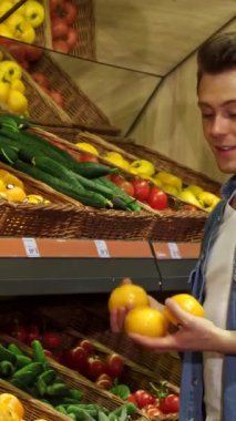 Sarışın, modaya uygun, beyaz bir adam canlı bir hipermarketten titizlikle olgun domatesler ve parlak dolmalık biberler topluyor. Bu canlı sahne, sağlıklı bir yaşamın neşesini yayıyor alışveriş arabasını bir dizi...