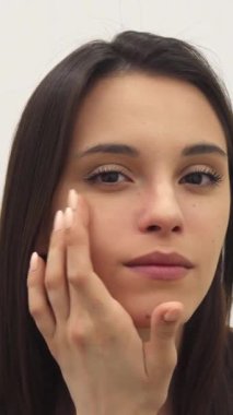 Zarif, beyaz bir kız, sakin bir spa ortamında yüzünü hafifçe okşar. Huzur ve güzellik saçar. Bu güzel esmer manken nazikçe saçlarını kulağının arkasına kıvırırken nazikçe yanaklarını okşuyor, özgüvenini yakalıyor ve...