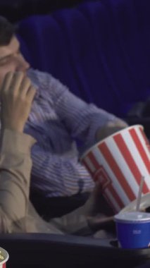 Dört arkadaşından oluşan neşeli bir grup, eğlenceli sinema koltuklarında kahkaha ve patlamış mısır paylaşıyor, tamamen filmlerin heyecanıyla meşguller. Animasyon ifadeleri ve rahat çevreleri, canlı bir dostluk ve eğlence ortamı yaratıyor.