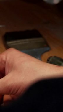 Kendini adamış beyaz bir kuyumcu ustalıkla küçük bir kutudan ışıl ışıl değerli taşlar çıkararak ustalığını ön plana çıkarıyor. Odaklanmış elleri, titiz bir aletle donatılmış, canlı yarı değerli taşları nazikçe parlayan bir ahşaba yerleştiriyor.