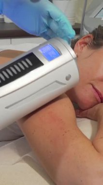 Kendini işine adamış bir güzellik uzmanı huzurlu bir güzellik salonuna sarılmış dingin, olgun bir kadının kollarına masaj yapıyor. Bu yenilikçi tedavi, yağ azaltma ve deriyi desteklemek için gelişmiş teknolojiyi kullanır.