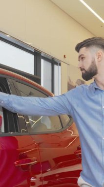 Gururlu bir adam göz alıcı yeni arabasının yanında duruyor, gösterişli, modern bir galeride neşe saçıyor. Bu canlı sahne sahipliğin heyecanını yakalıyor, arabaların parlak sonunu vurguluyor ve erkeğin kendinden emin gülümsemesi, başarı ve heyecanı somutlaştırıyor.