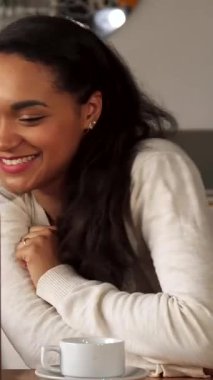 Canlı bir grup genç arkadaş, şık bir kafede dizüstü bilgisayarlarına sevinçle el sallıyor, sıcaklık ve bağlantı yayıyorlar. Esmer Asyalı kız, sakallı beyaz bir adam ve Afrikalı bir Amerikalı kadın kahkahalar ve gülücükler saçıyor.