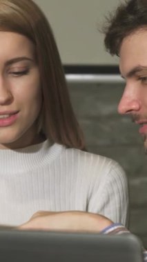 Yakışıklı genç bir iş adamı ve güzel bayan meslektaşı şık çalışma alanlarındaki canlı sarı belgeler hakkında canlı bir tartışmaya girişirler. Odaklanmış ifadeleri ve ofisin çağdaş tasarımı enerji yayıyor.