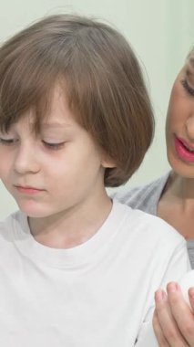 Neşeli bir anne ve tapılası oğlu eczanede enfes bir alışveriş macerasına dalmış, hevesle göz alıcı iki şampuan şişesini karşılaştırıyorlar. Küçük çocuk, büyüleyici gülüşü ve dağınık saçlarıyla, keşfettiklerinde heyecan saçıyor.