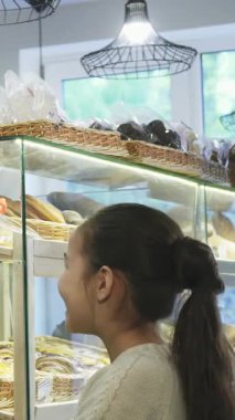 Taze pişmiş malların aromasıyla dolu sıcacık bir fırında, neşeli, sakallı genç bir fırıncı ağız sulandıran tatlıların canlı bir gösterisini keşfeden küçük bir kıza içtenlikle rehberlik ediyor. Paylaştıkları gülücükler ve şakacı etkileşimleri...