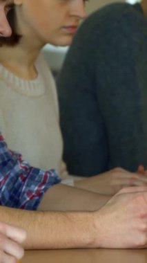 Aralarında hoş bir süveter giyen düşünceli bir kadın ve sakallı bir adamın da bulunduğu bir grup nişanlı öğrenci canlı bir üniversite konferansı sırasında not almaya daldı. Konferans salonunun sıcak parıltısı konsantrasyon atmosferini arttırır ve...