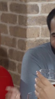 Arkadaşlar kırsal bir bira barında hareketli sohbetlere dalarken, kahkahaları tuğla duvarların sıcacık parıltısıyla uyumlu hale geliyor. Buzlu bardakları tokuştururken, yoldaşlığı ve basit şeyleri kutlarken sahne neşe saçıyor.