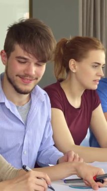 Canlı bir sahne, genç profesyonellerin gösterişli ve çağdaş bir ofiste tutkuyla iş birliği yapmalarını çekiyor. Mavi tişörtlü yakışıklı esmer bir adam dizüstü bilgisayarında odaklanmış kızıl saçlı bir kadınla heyecanlı bir şekilde görüşlerini paylaşıyor.