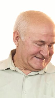 Neşeli yaşlı bir adam, hayat enerjisini ve neşesini gösteren canlı sarı bir dambılı kaldırırken neşe saçıyor. Hevesli jesti pozitiflik yayıyor, diğerlerini sporu benimsemeleri ve sağlıklarını ön plana çıkarmaları için motive ediyor.