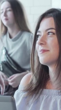 Uzun, dalgalı saçlı çekici bir kadın canlı bir kahve dükkanında dizüstü bilgisayarına odaklanmış, yaratıcılık ve hırs saçıyor. Yumuşak güneş ışığı ve taze demlenmiş kahvenin zengin aromasıyla dolu ılık atmosfer, onun düşünceli