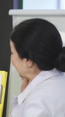 Canlı bir kurumsal ortamda, iki profesyonel kadın renkli istatistikleri ve dinamik diyagramları dikkatle analiz ederek ateşli bir tartışmaya girişirler. Odaklanmış ifadeleri ve işbirlikçi enerjileri yenilikçiliğe olan bağlılıklarını vurguluyor ve