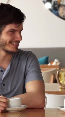 Canlı yastıklarla ve sıcak ahşap aksanlarla süslenmiş şık bir kafede yakışıklı beyaz bir adam ve çarpıcı bir Asyalı kadın neşeli bir sohbete girişiyor. Gülüşleri neşe ve bağlılık saçıyor. Davetkar atmosfer enerji ile uğulduyor,